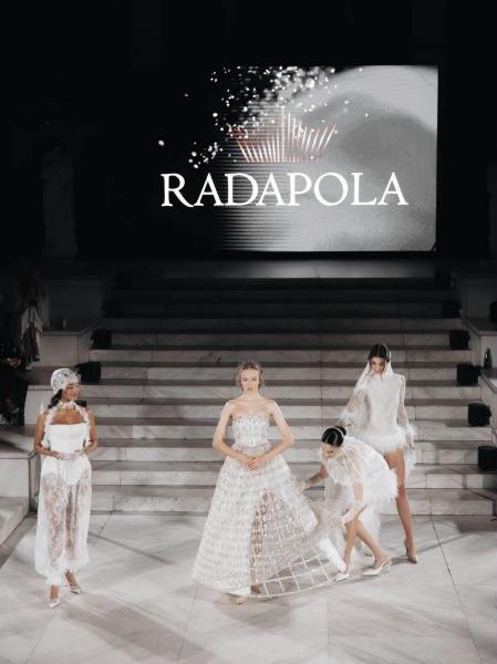 Модели в бяло пред екрана RADAPOLA
